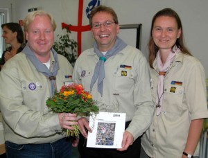 Tobias Dirksmeier (l.) und Annemarie Schulte (r.) gratulieren Tobias Babusch.