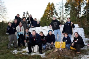 14 Jungpfadfinderleiter aus ganz Deutschland bauten die Schneekapelle.