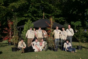 Die Kursgruppe des Juffi WBK 2012 vor der im Paderquellgebiet aufgebauten und mit einer Menge Baumsetzlinge bevölkerten Jurte