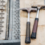 Hammer liegt auf Holzbrett